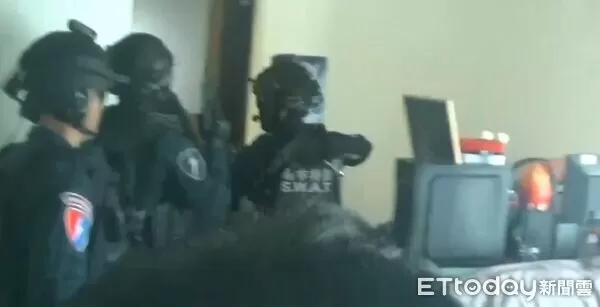 ▲台南市警五分局長期偵蒐後雷霆出擊,攻破以通訊行掩護的詐欺水房與地下賭場據點。(記者林東良翻攝,下同)