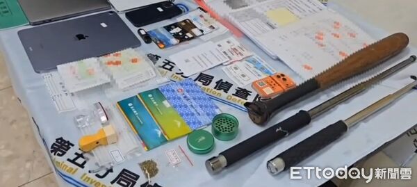 ▲台南市警五分局長期偵蒐後雷霆出擊,攻破以通訊行掩護的詐欺水房與地下賭場據點。(記者林東良翻攝,下同)