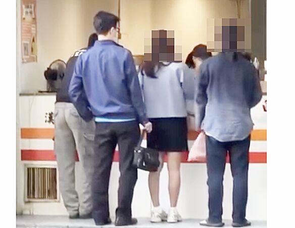 ▲有網友今天在臉書《內壢大小事》PO文,有偷拍狼出沒在中壢火車站周邊早餐店,隨機尋找目標偷拍女子裙底風光,圖為涉嫌偷拍男疑似以背包藏針孔偷拍畫面。(圖/翻攝自臉書《內壢大小事》)