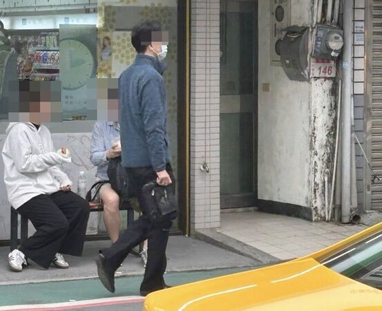 ▲網友在臉書《內壢大小事》PO文,偷拍狼出沒在中壢火車站周邊早餐店,隨機尋找目標偷拍女子裙底風光,涉嫌偷拍男完成偷拍後隨即逃離。(圖/翻攝自臉書《內壢大小事》)