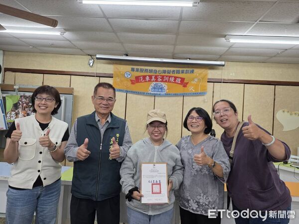 ▲汽車美容訓練班結訓典禮登場,15位學員展現4個月成果。(記者林東良翻攝,下同)