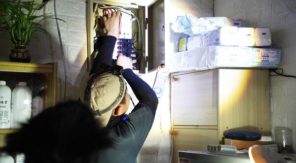 ▲南門市場大火後,桃市府團隊為協助攤商盡早復業,跨局處動員復原作業,今天完成全數攤位通電。(圖/市府經發局提供)