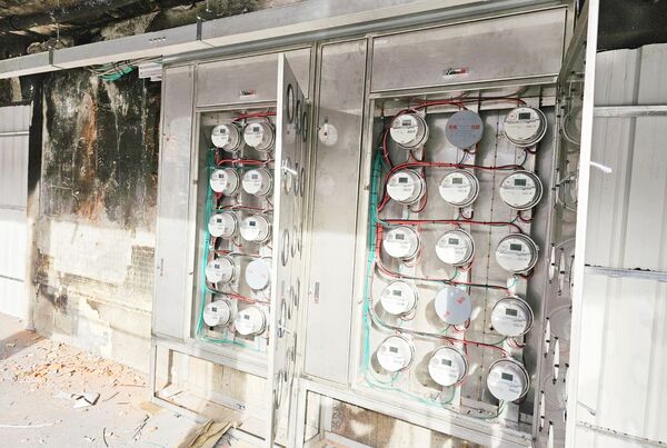 ▲南門市場大火後,桃市府團隊為協助攤商盡早復業,跨局處動員復原作業,今天完成電表箱安裝作業。(圖/市府經發局提供)