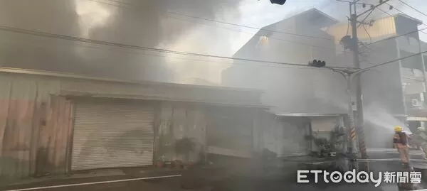 ▲台南市安南區安昌街鐵皮倉庫下午突發火警,消防人員迅速布水線搶救。(記者林東良翻攝,下同)