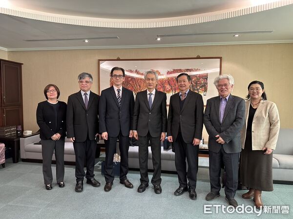 ▲▼考試院媒體茶敘,左至右分別為副秘書長吳美紅、考選部長劉孟奇、秘書長劉建忻、院長周弘憲、副院長許舒翔、銓敘部長施能傑、保訓會主委蔡秀涓。(圖/記者詹詠淇攝)