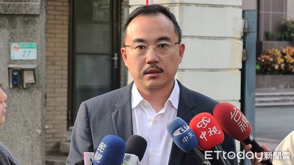 ▲▼新創公司雲云科技董事長曾志新涉殺害公司梁姓技術長,至今在押,26日到台北地院出庭求調解,梁男遺孀淡漠回應「我不知怎麼回答要不要原諒的問題」,梁家委任律師黃沛聲代為表示,梁家不能接受也不能原諒曾男犯行,仍願配合法官排定調解。(圖/記者黃哲民攝)