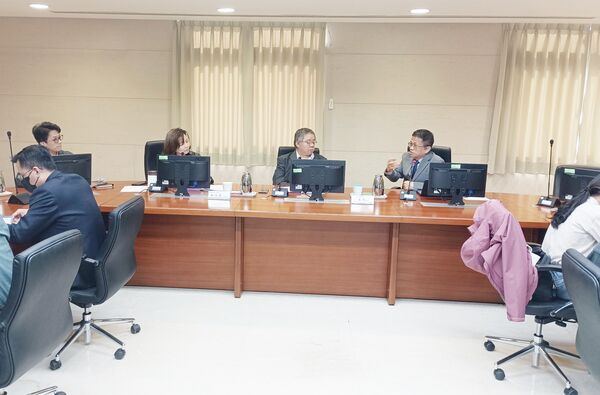 ▲衛生福利部桃園療養院吳坤鴻主任(右)分享專業意見。(圖/桃園地檢署提供)