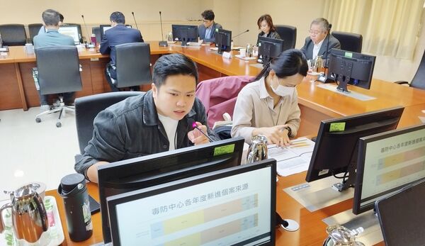 ▲桃檢今天召開的平台會議上,衛生局毒品危害防制中心針對業務提供專業報告。(圖/桃園地檢署提供)