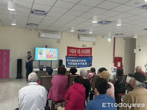 ▲政風室主任向社區民眾解說防詐手法,提醒提高警覺。(圖/記者游瓊華翻攝)