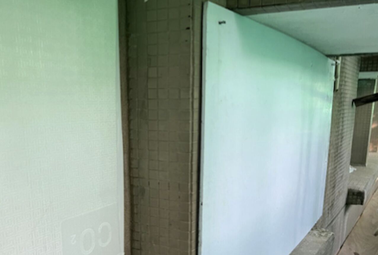 ▲宏福苑修繕工程承建商宏業建築工程有限公司之修繕通告。(圖/香港01)