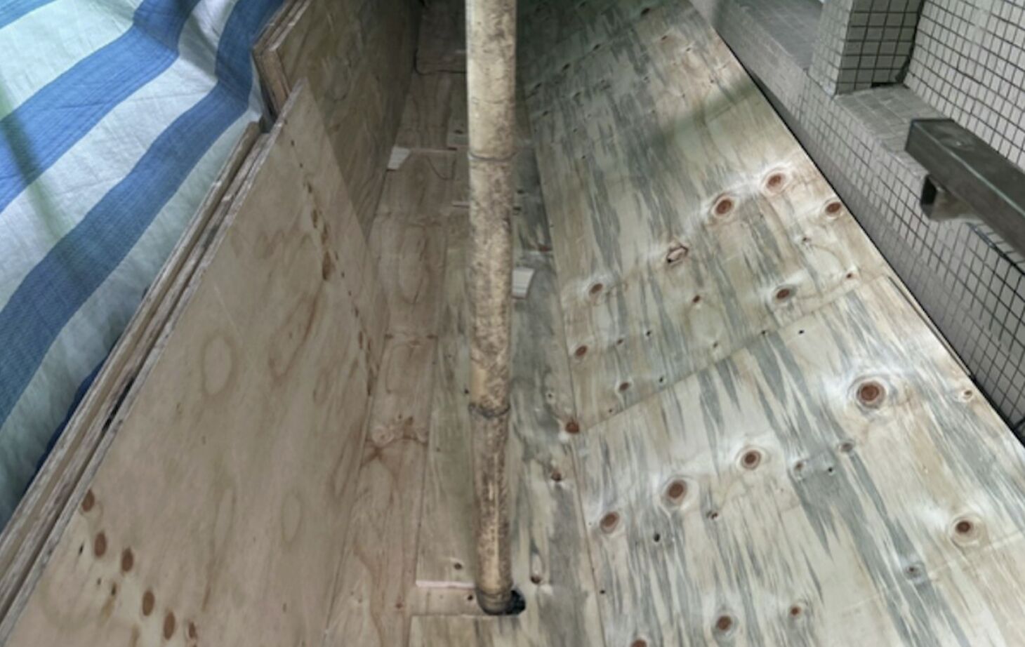 ▲宏福苑修繕工程承建商宏業建築工程有限公司之修繕通告。(圖/香港01)