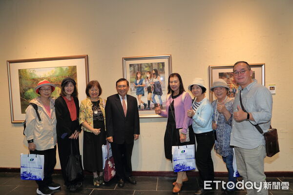 ▲郭宗正水彩創作展在台南市文化中心展出,吸引許多民眾前往欣賞。(圖/記者林東良翻攝,下同)