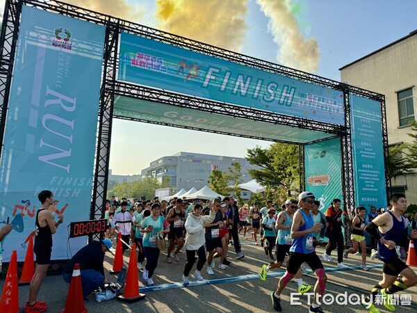 ▲超過千名跑者齊聚紅崴觀光工廠半程馬拉松,一同奔跑迎接冬日健康盛事。(圖/記者林東良翻攝,下同)