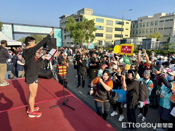 ▲超過千名跑者齊聚紅崴觀光工廠半程馬拉松,一同奔跑迎接冬日健康盛事。(圖/記者林東良翻攝,下同)