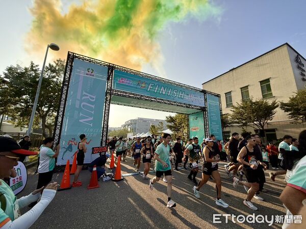 ▲超過千名跑者齊聚紅崴觀光工廠半程馬拉松,一同奔跑迎接冬日健康盛事。(圖/記者林東良翻攝,下同)