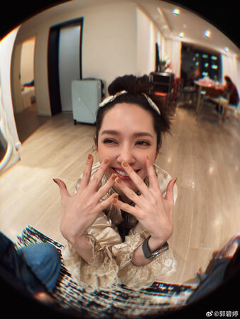 ▲▼郭碧婷曬近照,網驚第一張像向太。(圖/翻攝自微博)