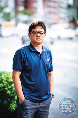 輔大社會系副教授吳宗昇長年研究貧窮與債務議題,是自救會元老級顧問。