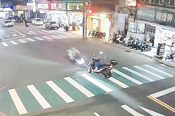 ▲桃園市八德區和平路、忠勇街口處昨晚發生外送員撞上待轉機車,圖為監視器下碰撞瞬間畫面。(圖/八德警方提供)