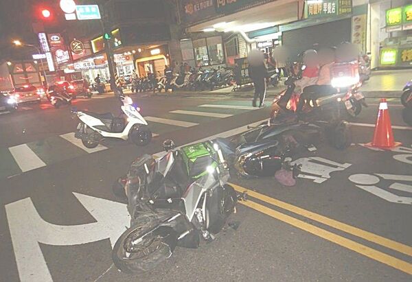 ▲桃園市八德區和平路、忠勇街口處昨晚發生外送員撞上待轉機車,員警到場處理。(圖/八德警方提供)