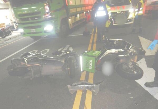 ▲桃園市八德區和平路、忠勇街口處昨晚發生外送員撞上待轉機車事故,2輛機車均受損嚴重。(圖/八德警方提供)