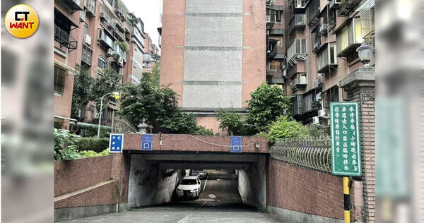 台北市大安社區公共區域包括地下停車場等,住戶發現遭人違法採樣海砂鑑定。(圖/李蕙璇攝)