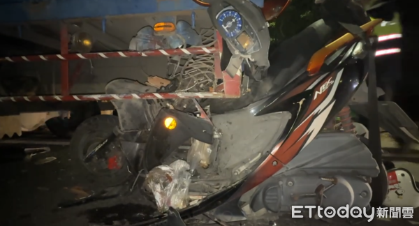 ▲▼ 雲林台一丁線一名40歲機車騎士,撞上違停路邊的貨車身亡。(圖/記者游瓊華翻攝,下同)