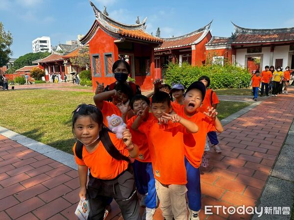▲台南市學生參與國際教育遊學路線,走讀老街與古蹟,體驗多元文化與歷史風貌。(記者林東良攝,下同)