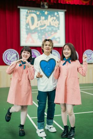 ▲▼羅文裕攜手彤溫岑二重唱發表最新創作校歌。(圖/中央客委會提供)