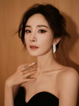 ▲▼楊冪暫緩官宣Prada代言。(圖/翻攝自微博)