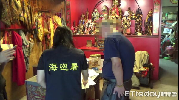 ▲海巡署跨區查緝非法販售鯊魚劍,緝獲7名犯嫌,查扣4支保育類製品。(記者林東良翻攝,下同)