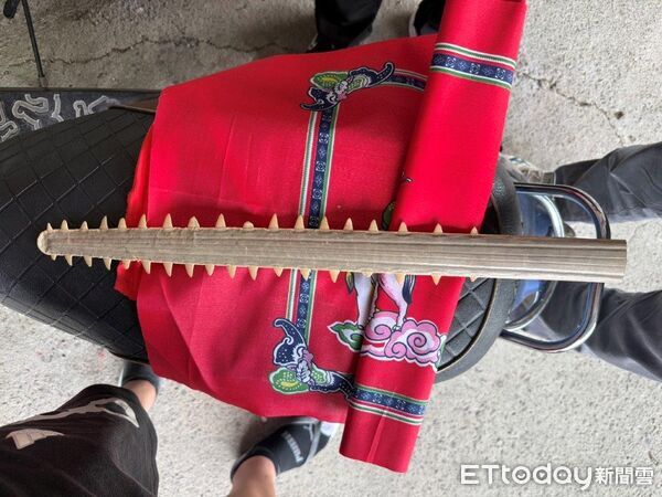 ▲海巡署跨區查緝非法販售鯊魚劍,緝獲7名犯嫌,查扣4支保育類製品。(記者林東良翻攝,下同)