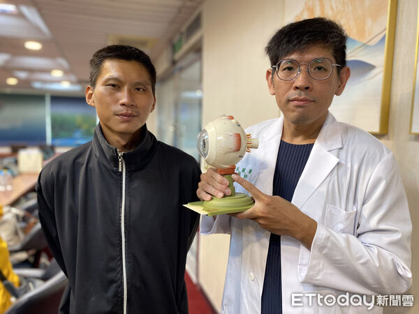 ▲台中榮總眼科部醫師阮國華(右)為陳先生進行眼外肌手術,改善他的複視症狀,重拾生活品質。(圖/台中榮總提供)