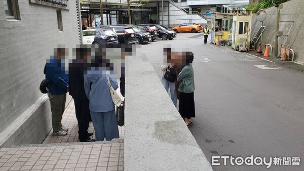 ▲▼ 士林紅15R公車右轉撞死老翁,今下午檢方在殯儀館相驗。(圖/記者黃彥傑攝,下同)