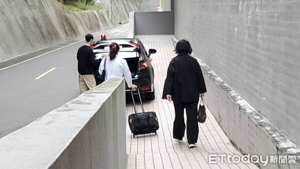 ▲▼ 士林紅15R公車右轉撞死老翁,今下午檢方在殯儀館相驗。(圖/記者黃彥傑攝,下同)