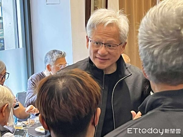 ▲▼黃仁勳花娘小館餐敘。(圖/民眾提供)