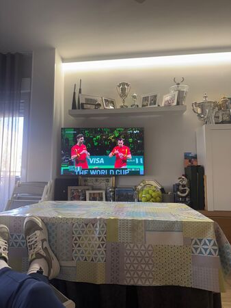 艾卡拉茲曬出在客廳看球賽的照片,家裡的簡樸樣貌讓網友驚呼連連。(翻攝X@carlosalcaraz)