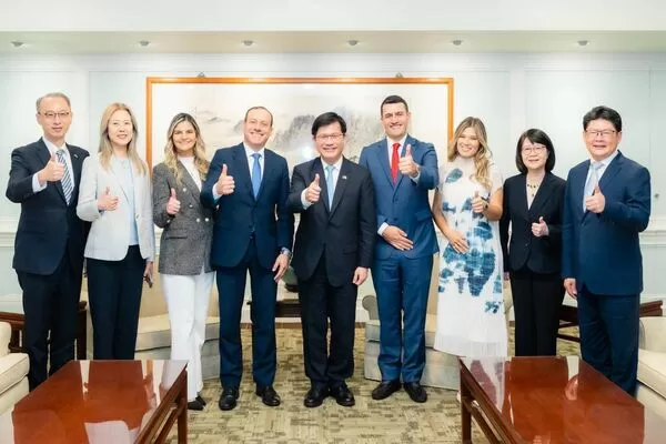 ▲▼外交部長林佳龍(中)與哥倫比亞參議院外委會主席希拉多(Óscar Mauricio Giraldo Hernández,左四)及眾議院外委會主席隆多紐(Álvaro Mauricio Londoño Lugo,右四)等與會貴賓合影。(圖/外交部提供)