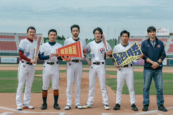 ▲世界棒球十二強賽總冠軍電影《絕勝》演員胡智強(左起)、張庭瑚、王識賢、導演姜瑞智、導演王維明、鳳小岳、宋柏緯、陳泰河,與球員莊昕諺共同合影。(圖/瀚草文創提供)