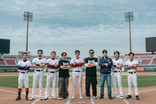 ▲世界棒球十二強賽總冠軍電影《絕勝》演員胡智強(左起)、張庭瑚、王識賢、導演姜瑞智、導演王維明、鳳小岳、宋柏緯、陳泰河,與球員莊昕諺共同合影。(圖/瀚草文創提供)