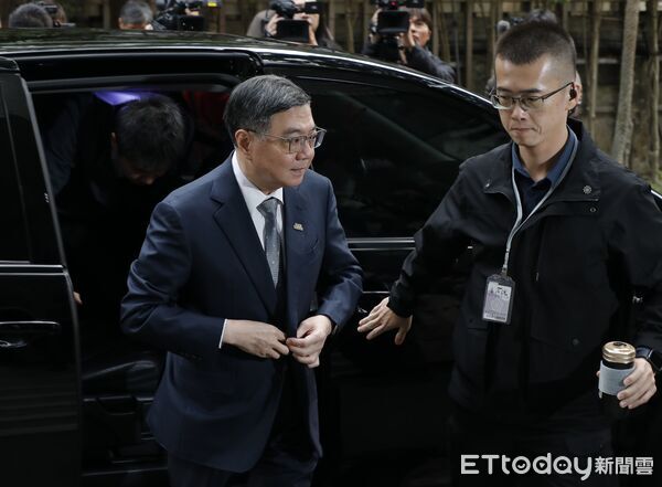 ▲▼行政院長卓榮泰28日赴立法院接受質詢前,面對媒體提問不發一語快步離開。(圖/記者湯興漢攝)