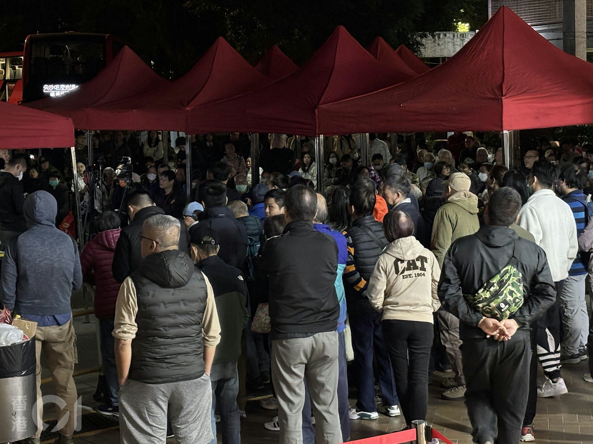 ▲位於火炭的穗禾苑舉行居民大會,要求管理公司和承建商提供安全報告。(圖/香港01)