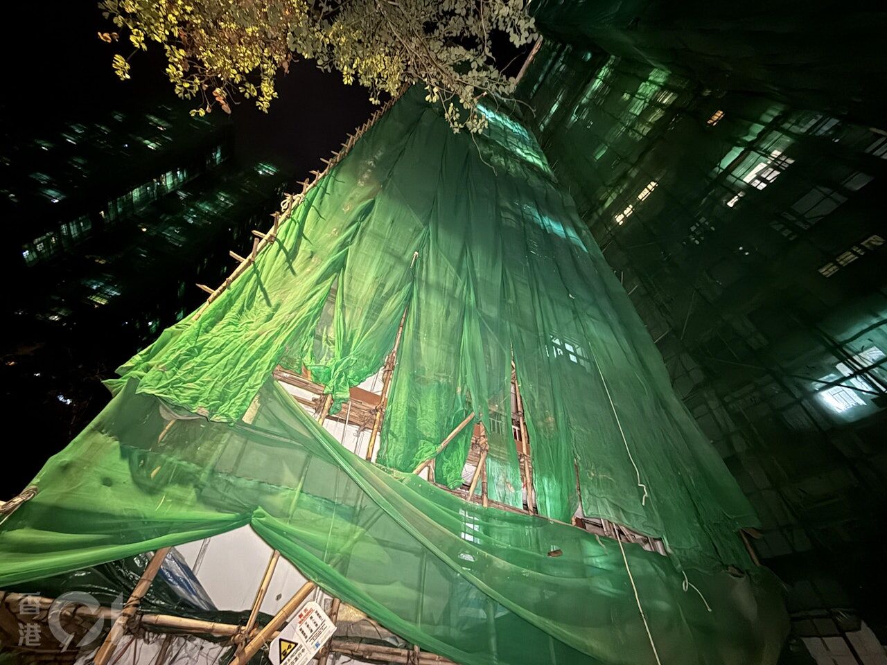 ▲香港「穗禾苑」已進行大維修兩年,外牆仍覆滿竹架和棚網。(圖/香港01)