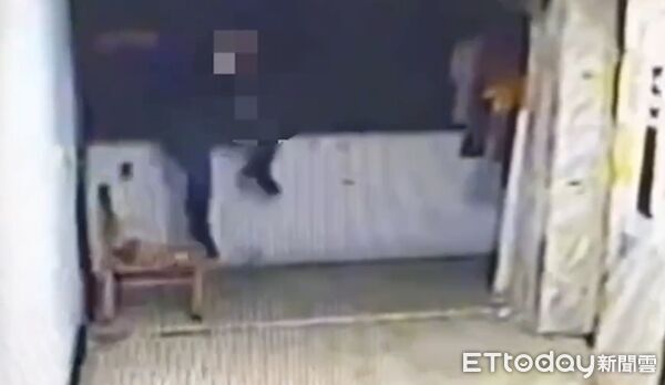 ▲▼▲黃姓慣竊儘管66歲,但是仍身手矯健,最高還爬到5樓闖空門。(圖/記者邱中岳翻攝)