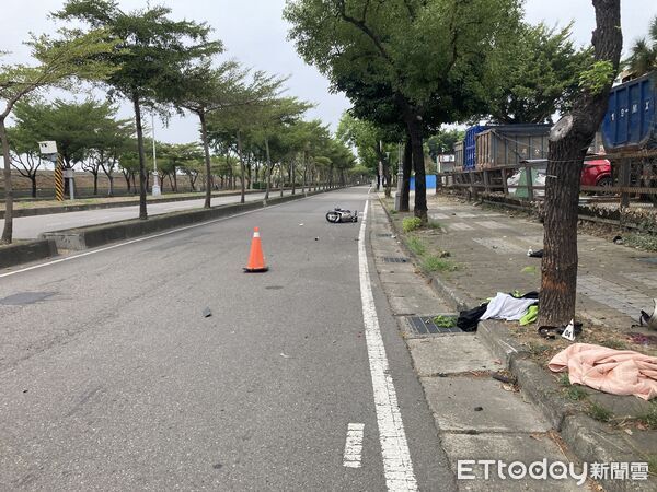 ▲▼聯結車司機自撞路樹身亡手機狂響,警代接,他不能上班了。(圖/民眾提供,下同)