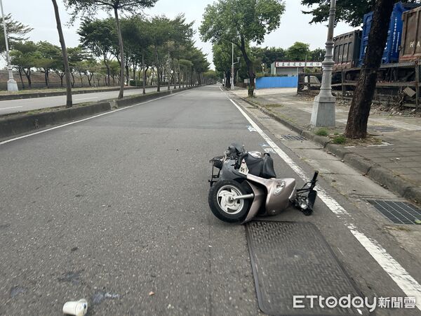 ▲▼聯結車司機自撞路樹身亡手機狂響,警代接,他不能上班了。(圖/民眾提供,下同)