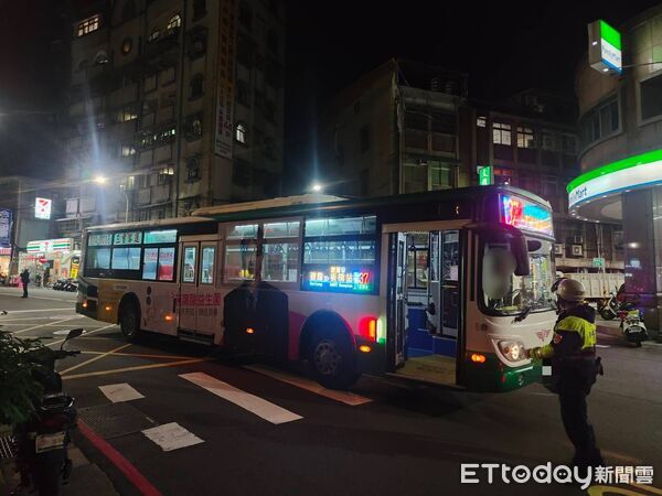 ▲37號公車行經路口時未注意到斑馬線上的學生,不慎撞上,共造成3人受傷。(圖/記者陸運陞翻攝)