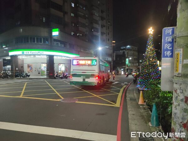 ▲37號公車行經路口時未注意到斑馬線上的學生,不慎撞上,共造成3人受傷。(圖/記者陸運陞翻攝)