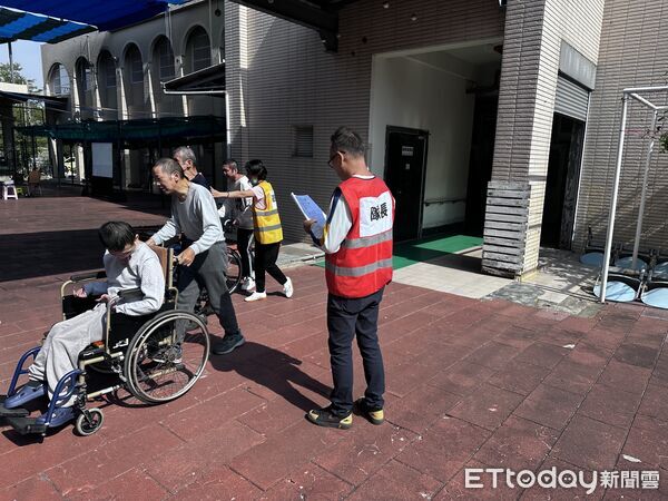 ▲台南消防局第四大隊與社會局於長泰教養院新市分院辦理聯合防災演練。(記者林東良翻攝,下同)