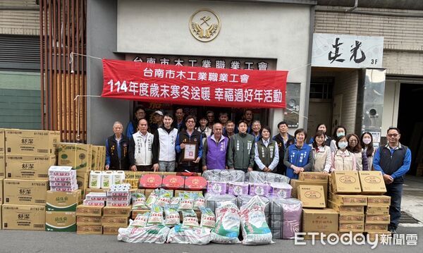 ▲台南勞工局王鑫基局長率木工志工走訪弱勢家庭,歲末送暖傳遞城市愛心。(記者林東良翻攝,下同)