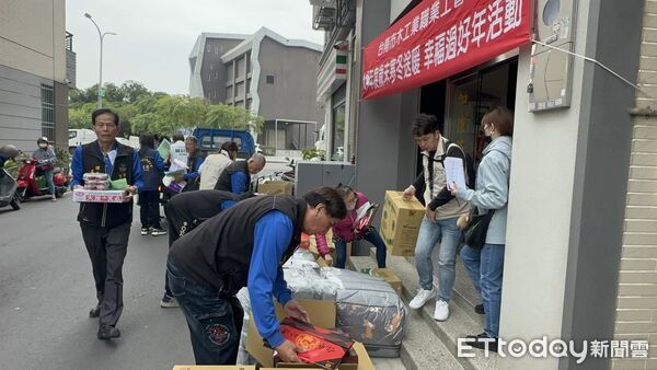 ▲台南勞工局王鑫基局長率木工志工走訪弱勢家庭,歲末送暖傳遞城市愛心。(記者林東良翻攝,下同)